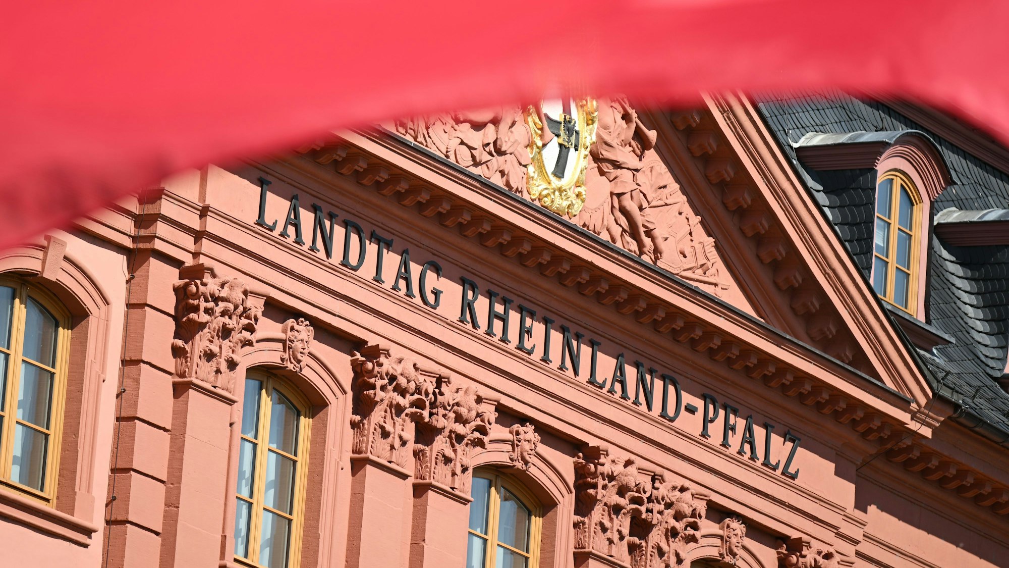 Der Landtag Rheinland-Pfalz startet einen WhatsApp-Kanal, um Bürger zeitnah über parlamentarische Arbeit zu informieren und Transparenz zu schaffen. (Archivbild)