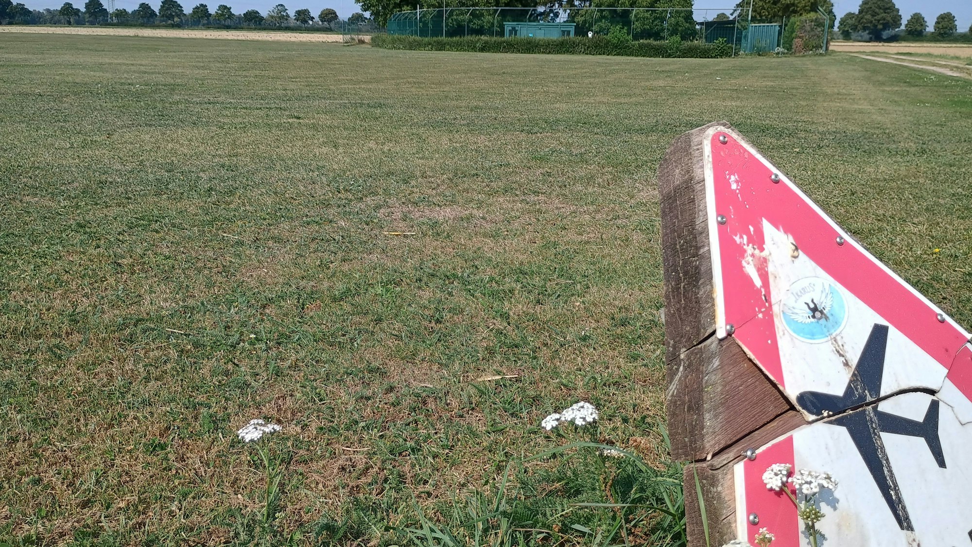 Das bild zeigt ein dreieckiges Schild, auf dem ein Flugzeug abgebildet ist.