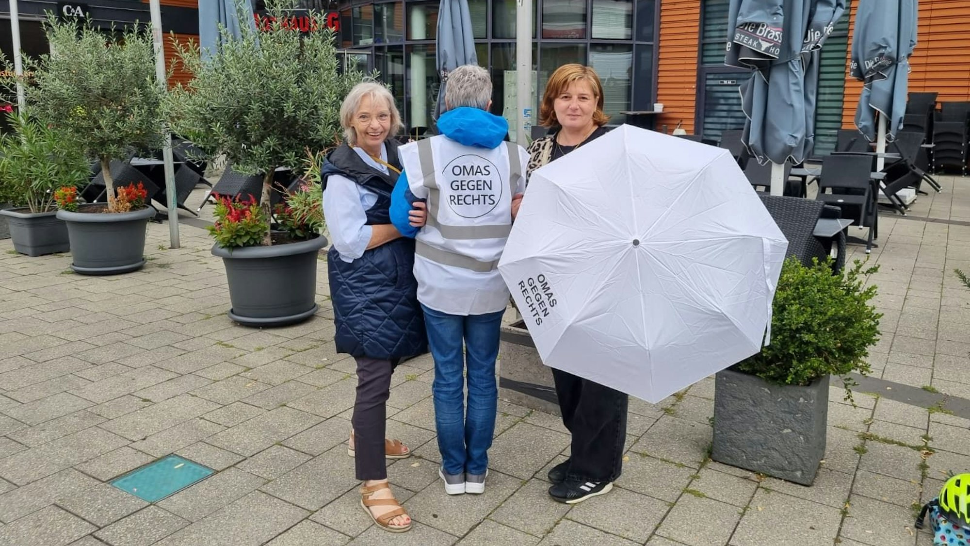 Drei Frauen vor dem Leverkusener Rathaus