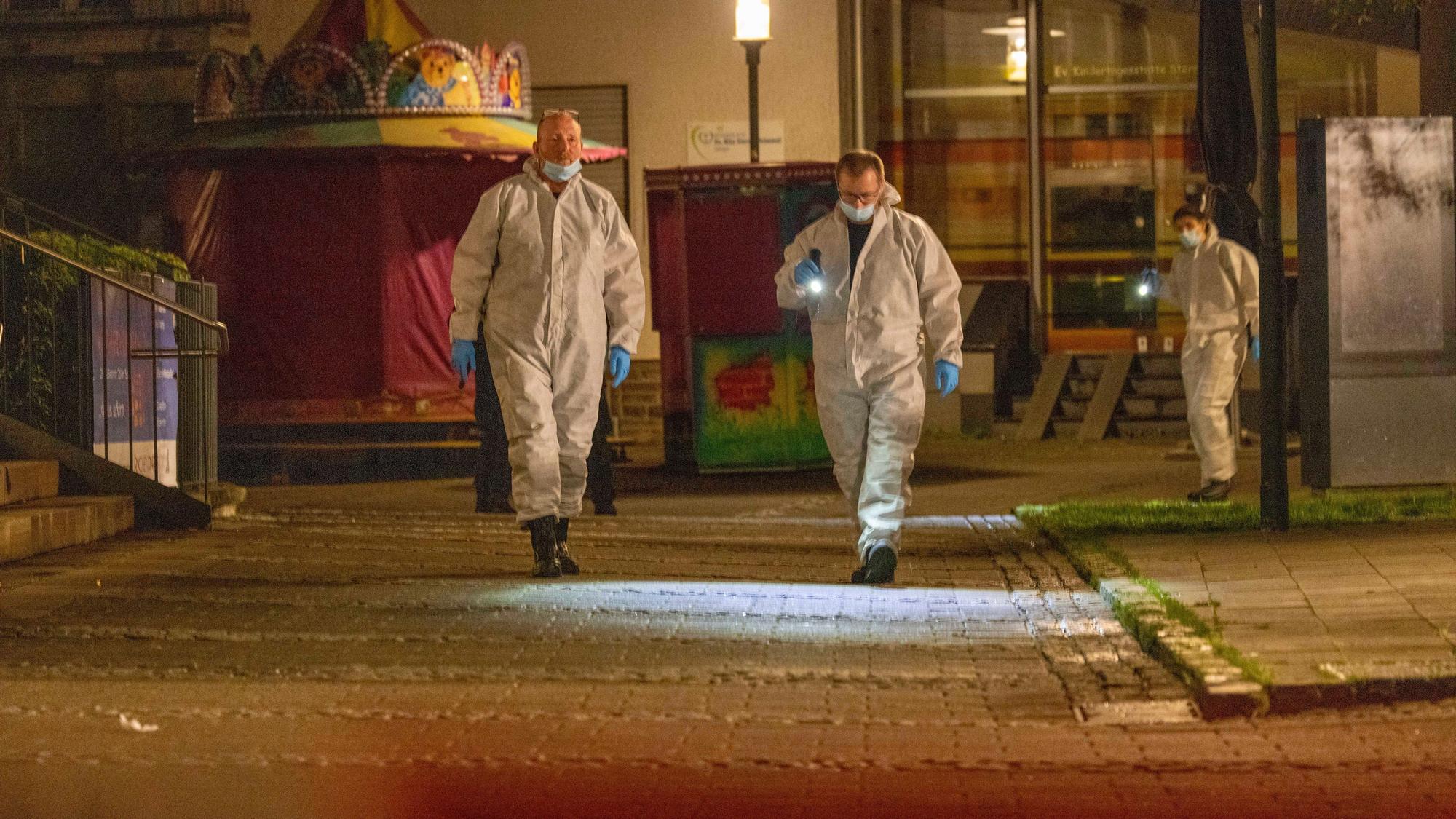 Ermittler sichern in der Nacht nach dem Anschlag Spuren auf dem Fronhof.