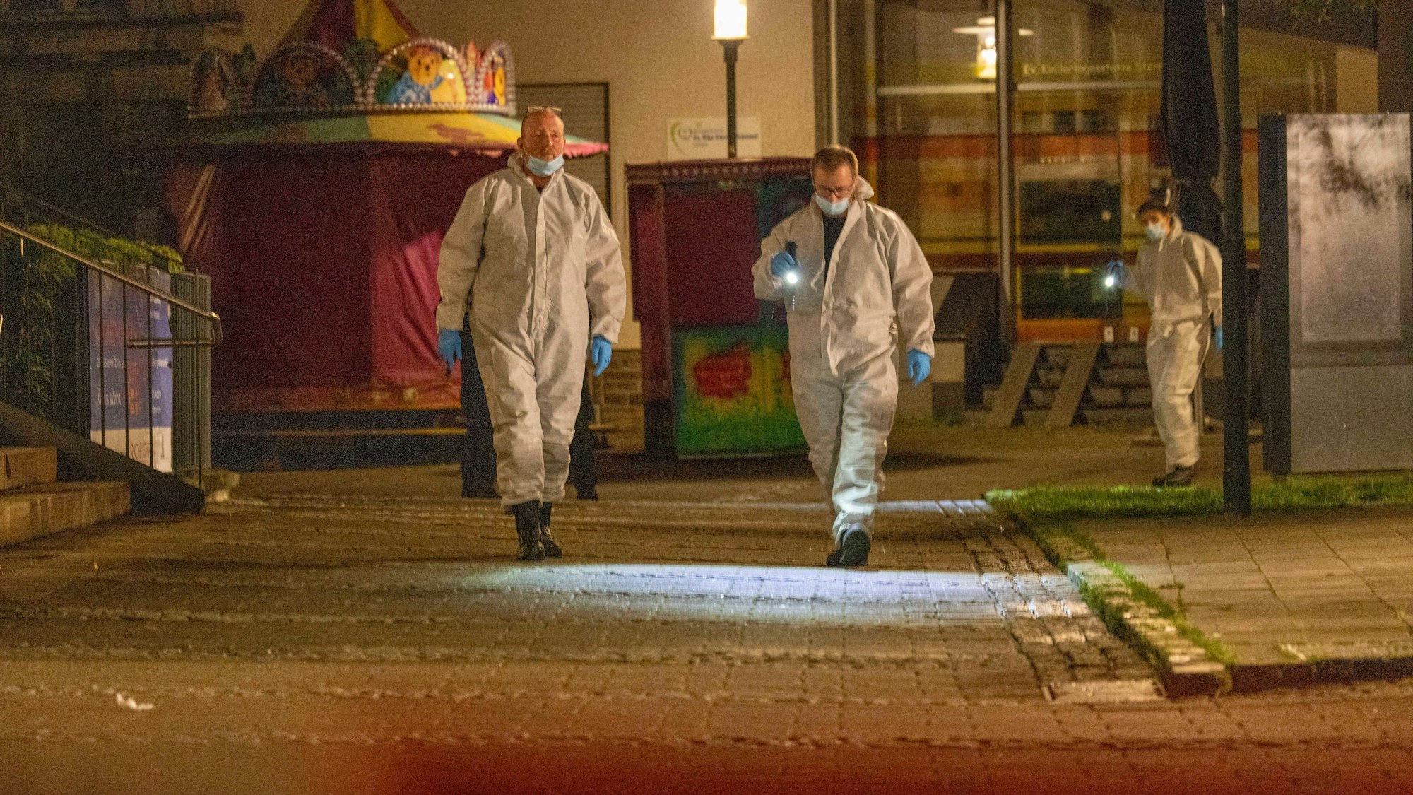 Ermittler sichern in der Nacht nach dem Anschlag Spuren auf dem Fronhof.