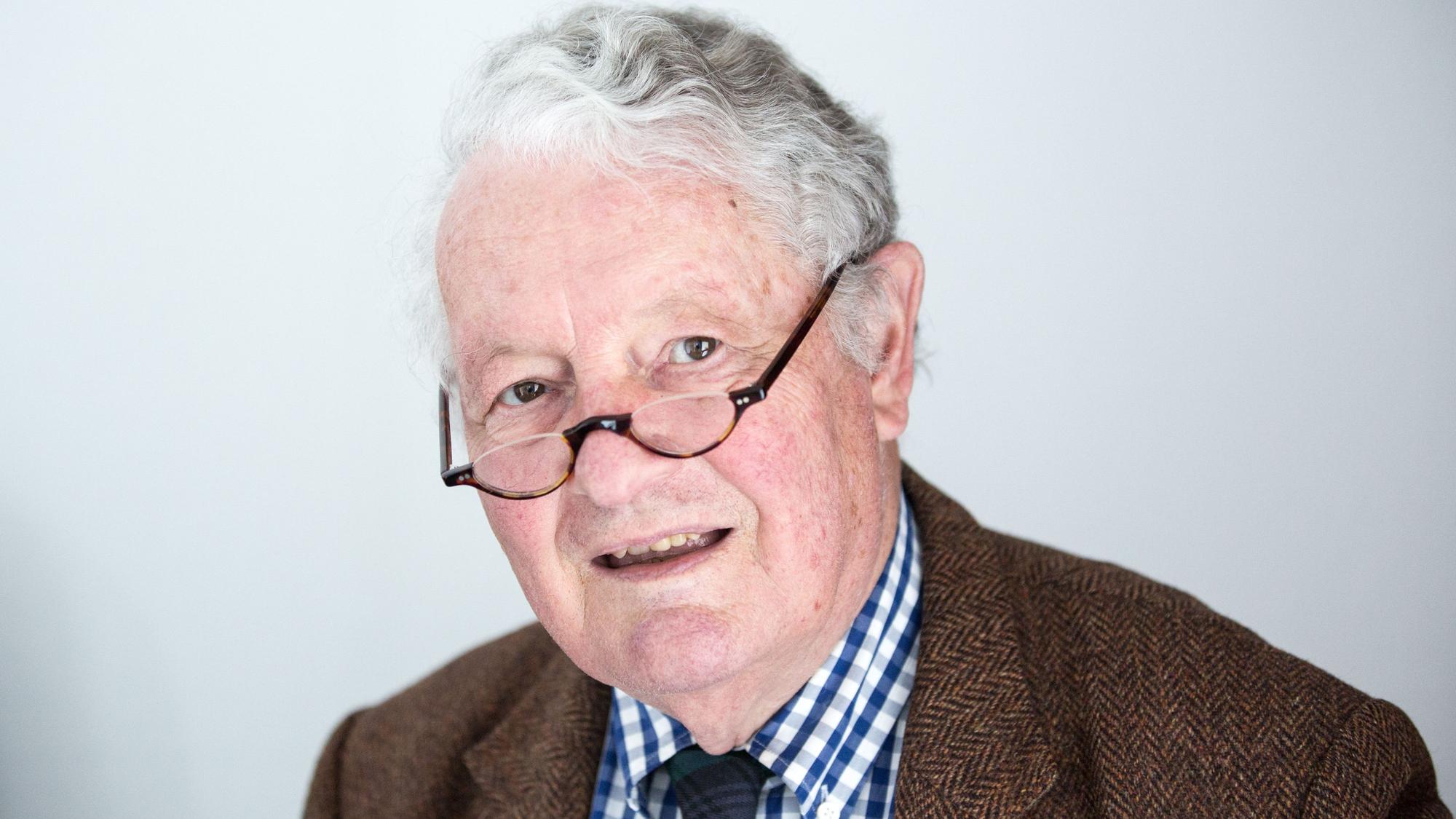 Adelsexperte Rolf Seelmann-Eggebert, aufgenommen in den Räumen seiner Produktionsfirma in Hamburg bei einem Interview mit der Deutschen Presse-Agentur.