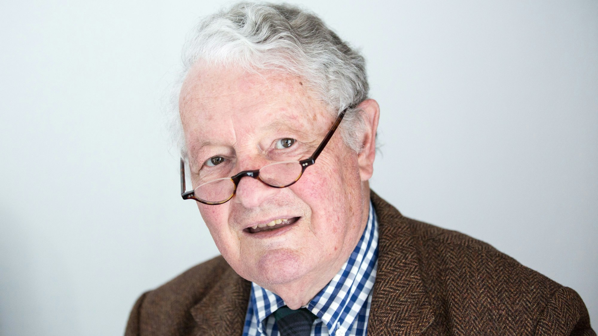 Adelsexperte Rolf Seelmann-Eggebert, aufgenommen in den Räumen seiner Produktionsfirma in Hamburg bei einem Interview mit der Deutschen Presse-Agentur.