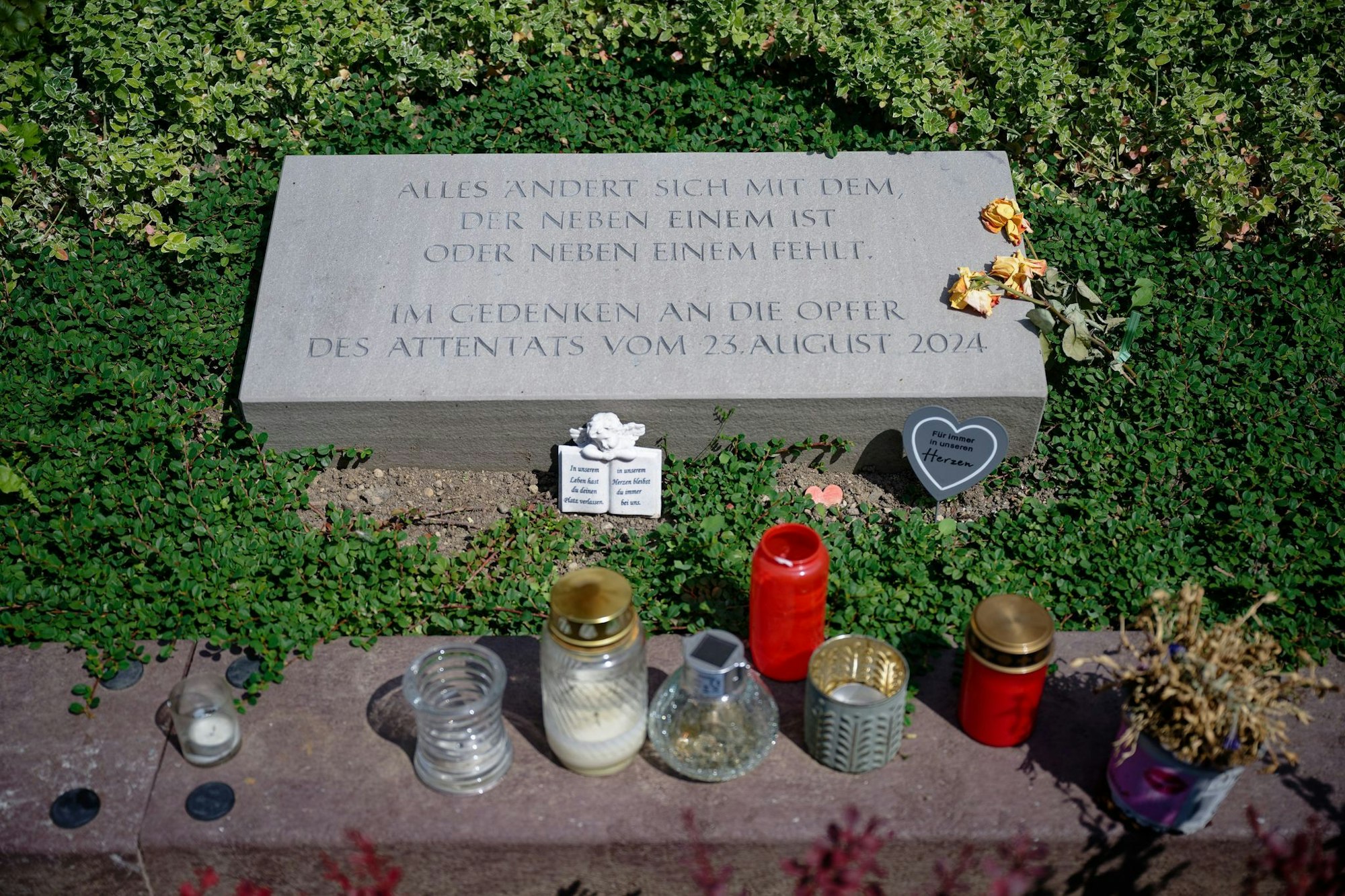 Gedenktafel an die Opfer des Terroranschlags am 23. August 2024. (Archivbild)