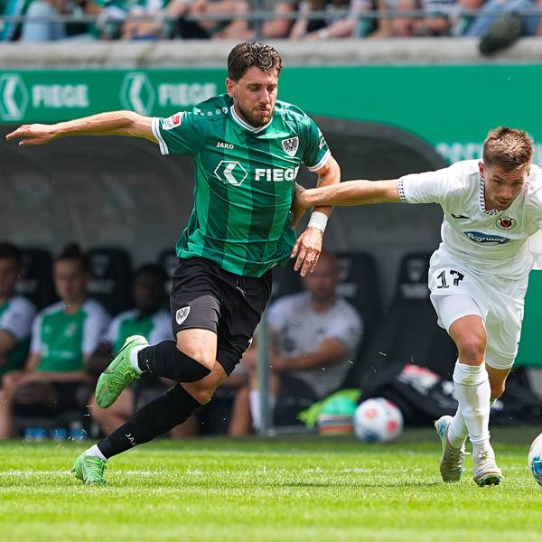 26.07.2025, xydrx, Fußball, SC Preußen Münster - Viktoria Köln, Testspiel, LVM-Preußenstadion: Haralambos Makridis SC Preußen Münster 14 im Zweikampf gegen Marco Pledl Viktoria Köln 17 Nordrhein-Westfahlen Deutschland *** 26 07 2025, xydrx, Football, SC Preußen Münster Viktoria Köln, Test match, LVM Preußenstadion Haralambos Makridis SC Preußen Münster 14 in duel against Marco Pledl Viktoria Köln 17 North Rhine-Westphalia Germany