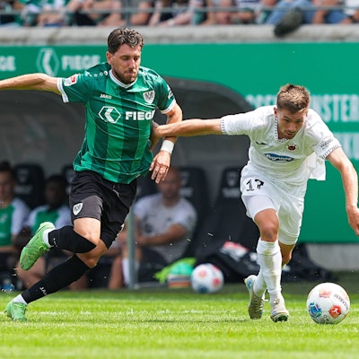 26.07.2025, xydrx, Fußball, SC Preußen Münster - Viktoria Köln, Testspiel, LVM-Preußenstadion: Haralambos Makridis SC Preußen Münster 14 im Zweikampf gegen Marco Pledl Viktoria Köln 17 Nordrhein-Westfahlen Deutschland *** 26 07 2025, xydrx, Football, SC Preußen Münster Viktoria Köln, Test match, LVM Preußenstadion Haralambos Makridis SC Preußen Münster 14 in duel against Marco Pledl Viktoria Köln 17 North Rhine-Westphalia Germany