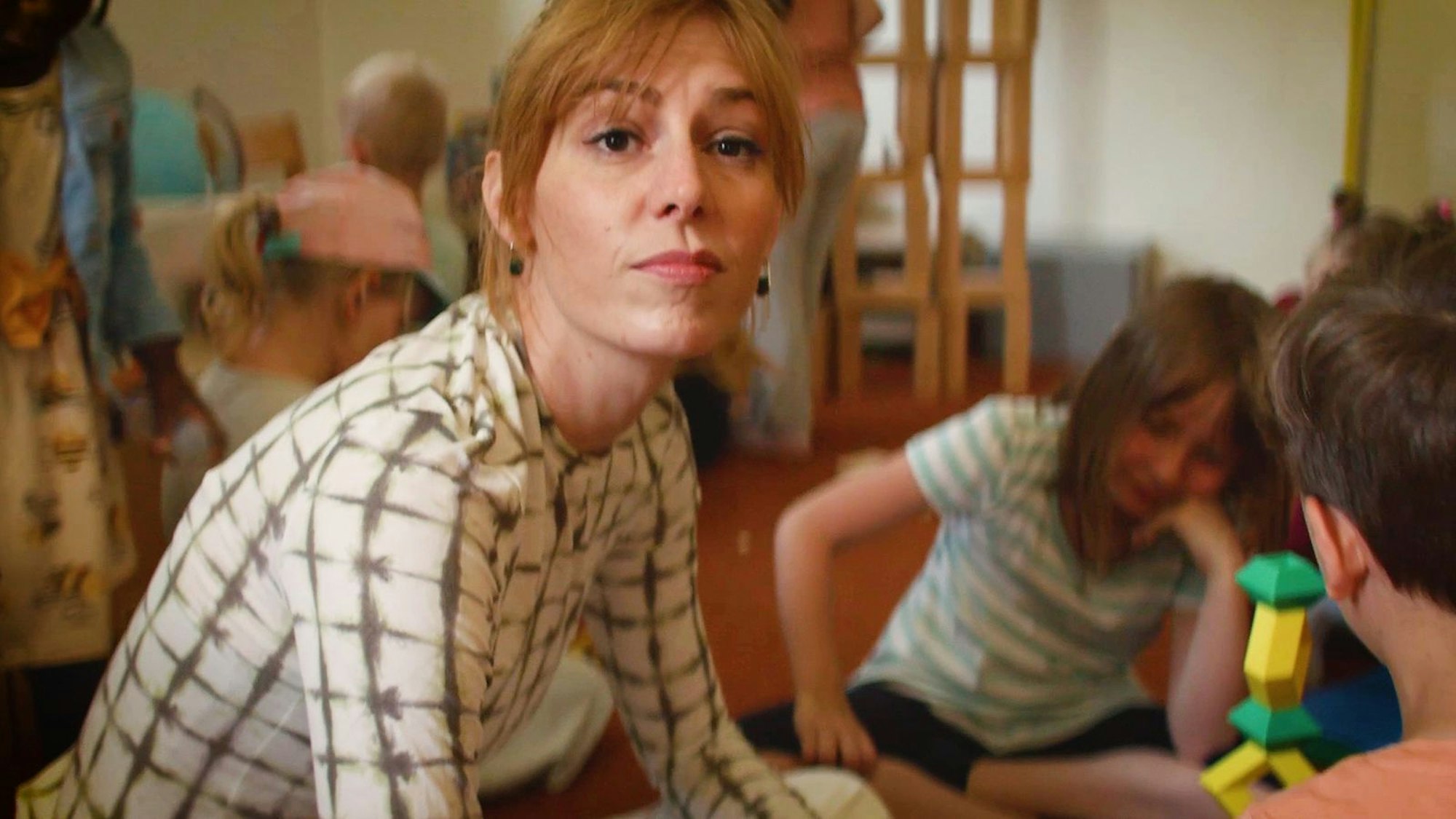 Reporterin Eva Schulz will wissen, wie Deutschland familienfreundlicher werden kann. Dafür spricht sie mit Müttern, Vätern, Kitaleitungen und Familienministerin Karin Prien (CDU). (Bild: ZDF/Theresa Maué)