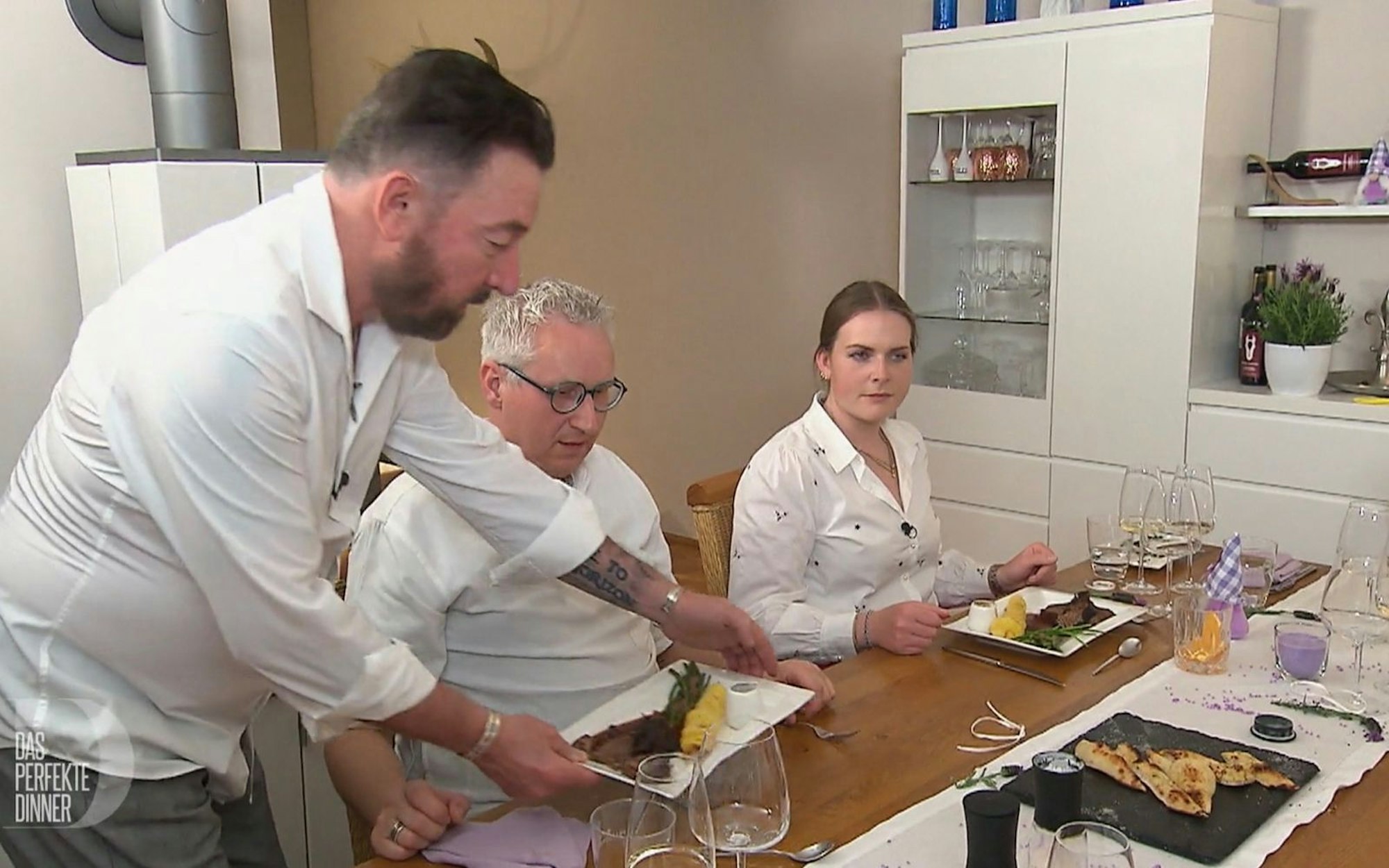 Voilà, der Hauptgang! Caro und Axel freuen sich über „Alt-Willicher-Rinderbraten mit Portweinjus an Prinzessbohnen und Spiralkartoffeln“. (Bild: RTL)