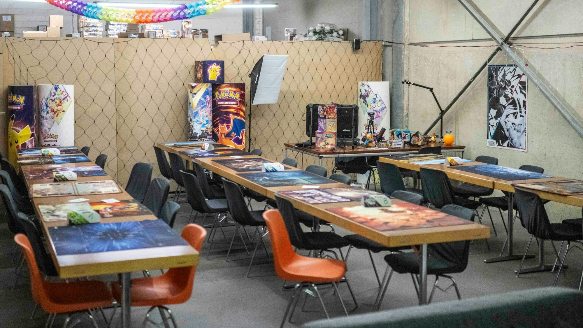 Auf mehreren Tischen sind Spiele vorbereitet.