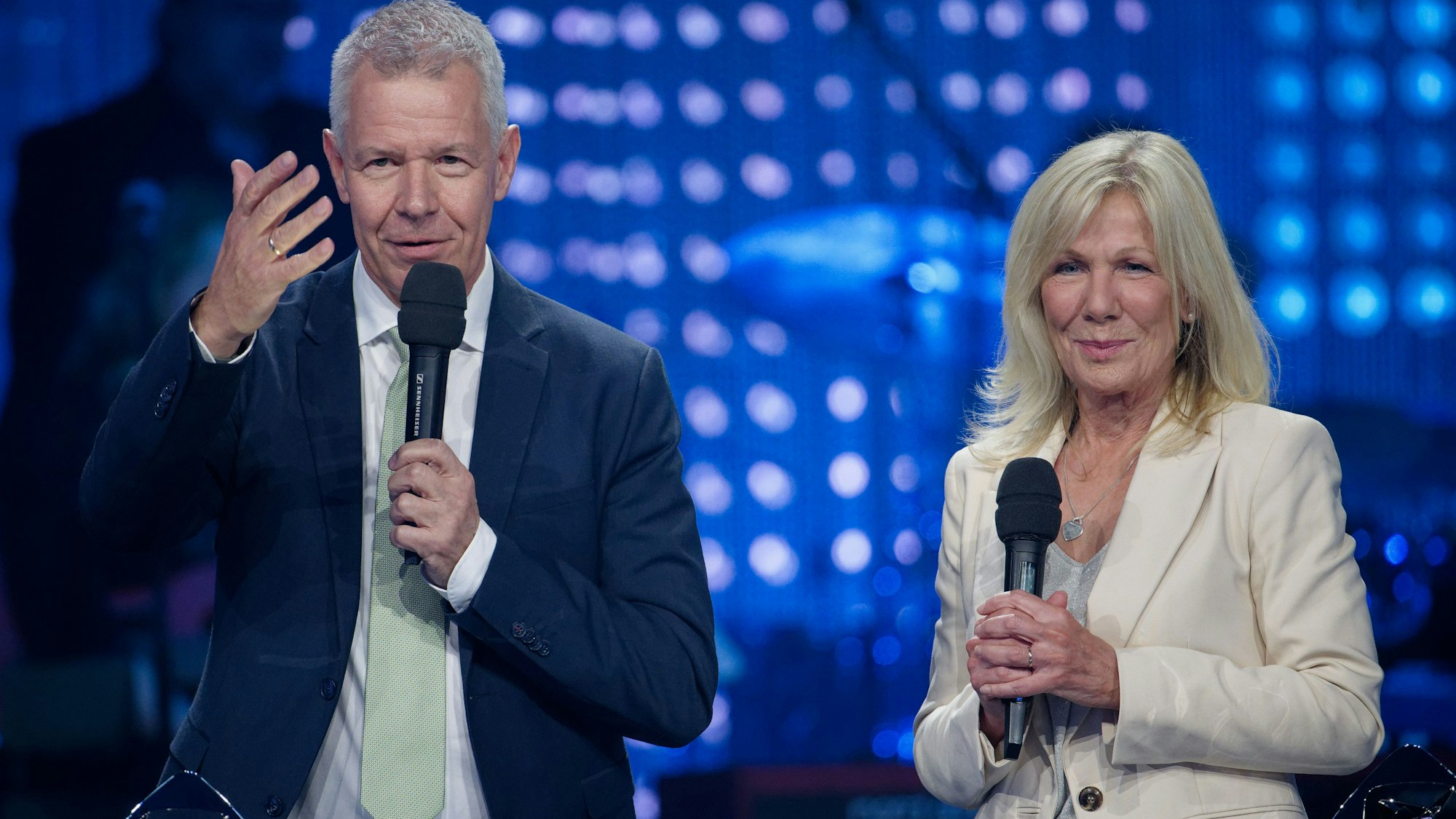 Die Moderatoren Ulrike von der Groeben und Peter Klöppel auf der Bühne.