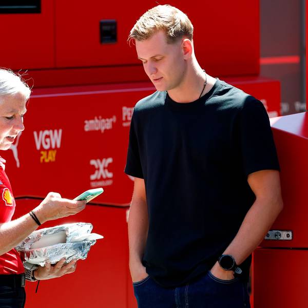 Mick Schumacher spricht mit einer Ferrari-Mitarbeiterin beim Großen Preis von Österreich.