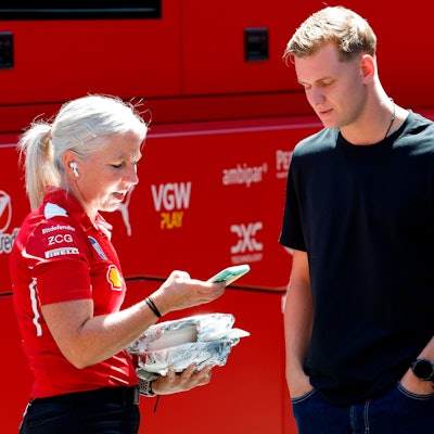 Mick Schumacher spricht mit einer Ferrari-Mitarbeiterin beim Großen Preis von Österreich.