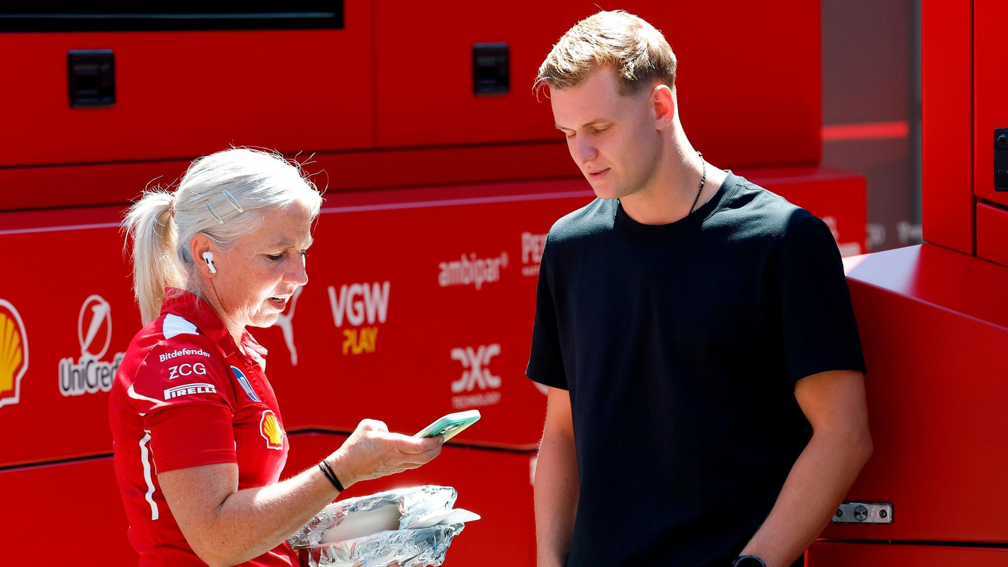 Mick Schumacher spricht mit einer Ferrari-Mitarbeiterin beim Großen Preis von Österreich.