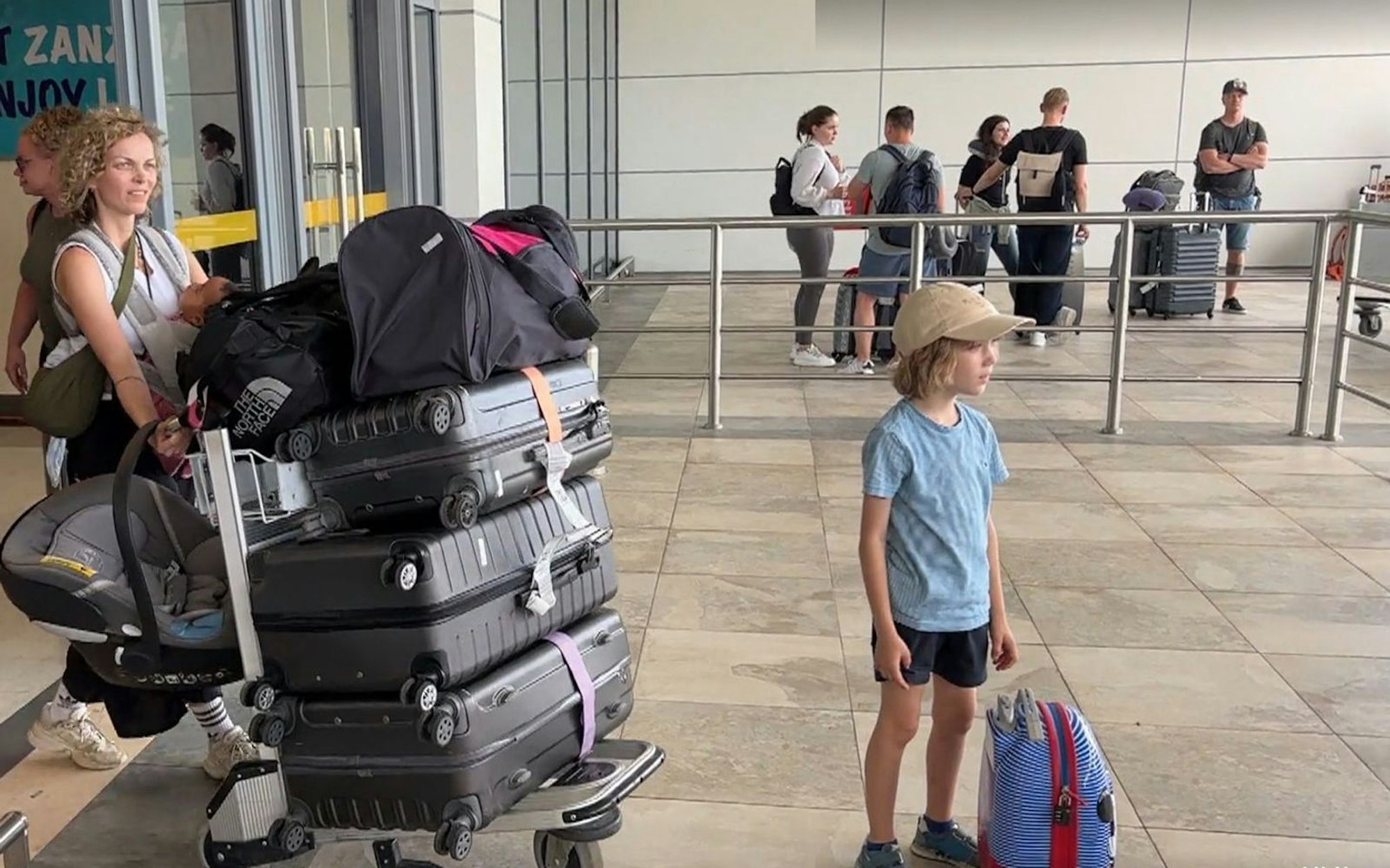 Franzi, Baby Malia und Söhnchen Willy kommen auf Sansibar an - doch Saris holt sie nicht wie versprochen vom Flughafen ab. (Bild: VOX/ Screenshot)