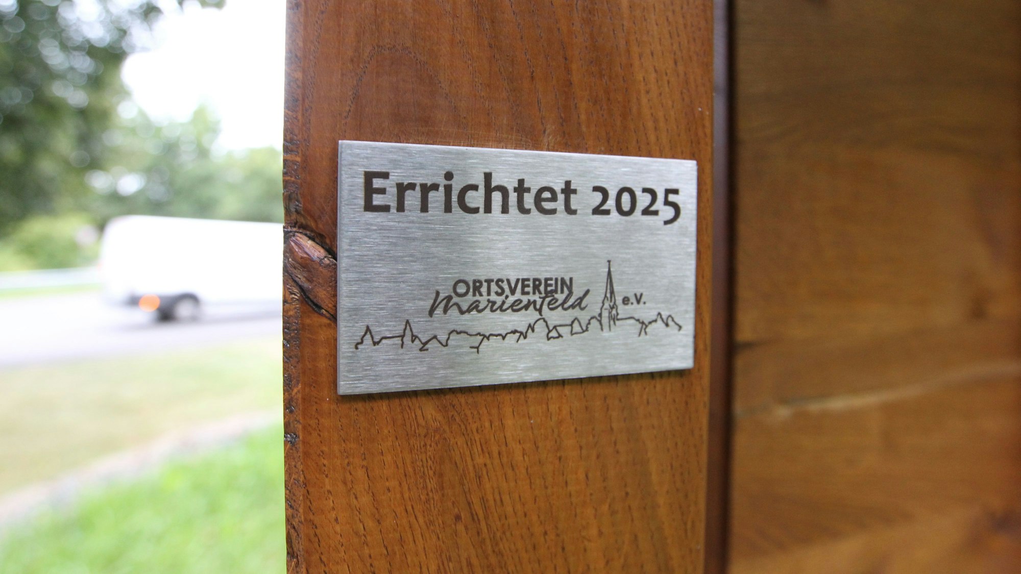 Mit einer kleinen Edelstahl-Plakette hat sich der Ortsverein auf der Rückseite verewigt.