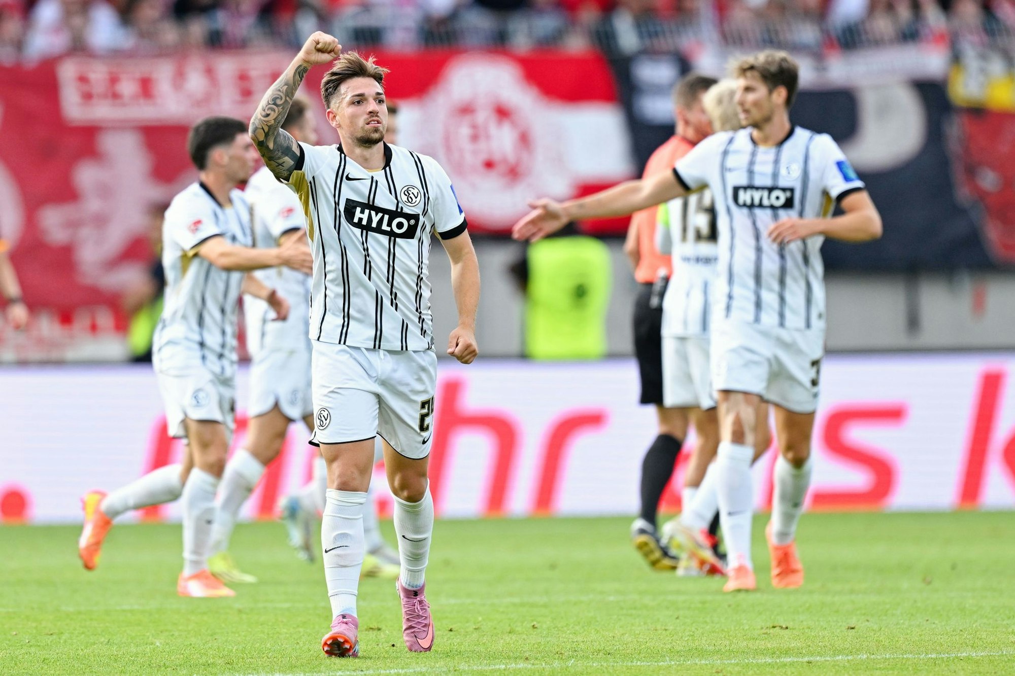 Elversberg siegt in der Nachspielzeit gegen Kaiserslautern.