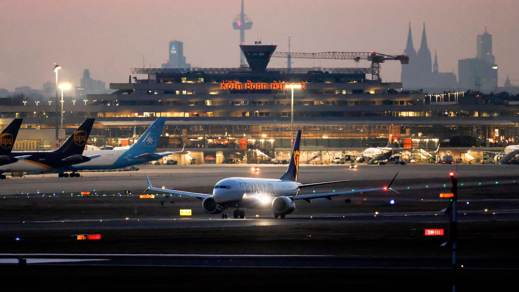 Ein Flugzeug am Flughafen Köln Bonn (Archivfoto).