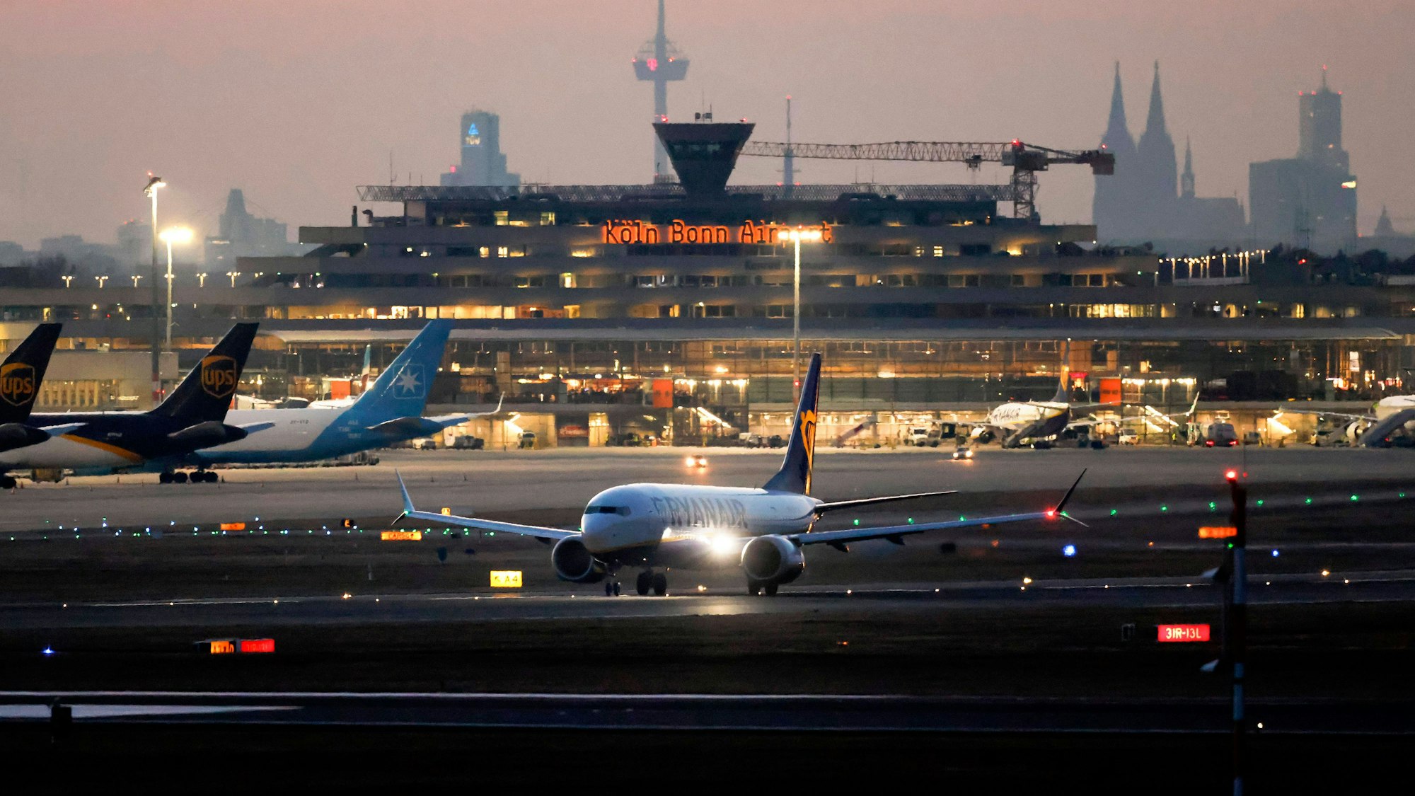 Ein Flugzeug am Flughafen Köln Bonn (Archivfoto).