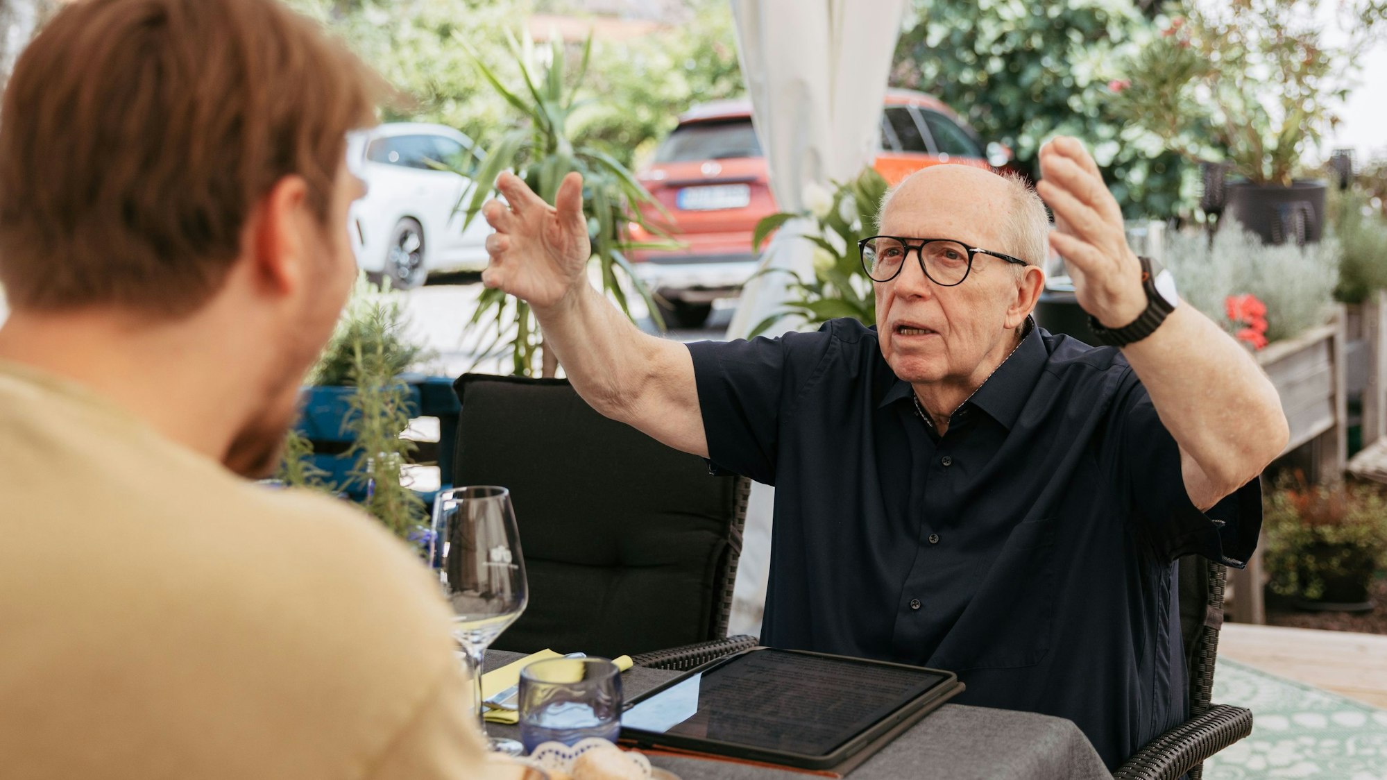 Das Gespräch beginnt draußen: Auf der Terrasse des Restaurants spricht Reiner „Calli“ Calmund (rechts) mit RND-Reporter Roman Gerth vor dem Essen bereits ausführlich über seine Managerkarriere.