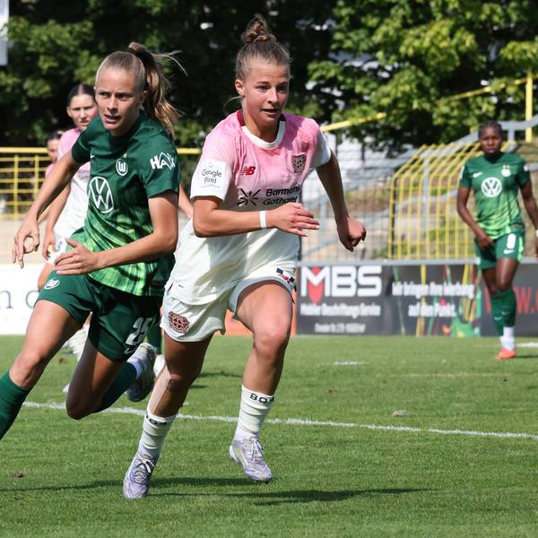 22.08.2025, Fussball, Frauen, Saison 2025/2026, Testspiel, Bayer Leverkusen - VfL Wolfsburg Kristin Kögel Bayer Leverkusen, 11, am Ball gegen Vivien Endemann VfL Wolfsburg, 25 Hof Stadion Grüne Au Bayern Deutschland *** 22 08 2025, Football, Women, Season 2025 2026, Test match, Bayer Leverkusen VfL Wolfsburg Kristin Kögel Bayer Leverkusen, 11, on the ball against Vivien Endemann VfL Wolfsburg, 25 Hof Stadion Grüne Au Bayern Germany