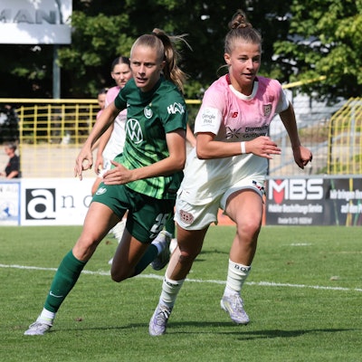 22.08.2025, Fussball, Frauen, Saison 2025/2026, Testspiel, Bayer Leverkusen - VfL Wolfsburg Kristin Kögel Bayer Leverkusen, 11, am Ball gegen Vivien Endemann VfL Wolfsburg, 25 Hof Stadion Grüne Au Bayern Deutschland *** 22 08 2025, Football, Women, Season 2025 2026, Test match, Bayer Leverkusen VfL Wolfsburg Kristin Kögel Bayer Leverkusen, 11, on the ball against Vivien Endemann VfL Wolfsburg, 25 Hof Stadion Grüne Au Bayern Germany