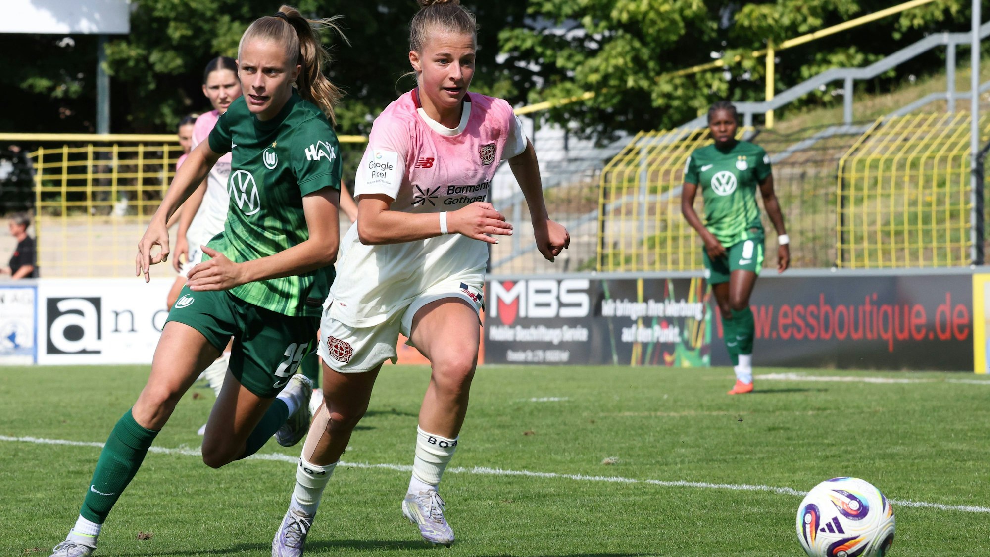 22.08.2025, Fussball, Frauen, Saison 2025/2026, Testspiel, Bayer Leverkusen - VfL Wolfsburg Kristin Kögel Bayer Leverkusen, 11, am Ball gegen Vivien Endemann VfL Wolfsburg, 25 Hof Stadion Grüne Au Bayern Deutschland *** 22 08 2025, Football, Women, Season 2025 2026, Test match, Bayer Leverkusen VfL Wolfsburg Kristin Kögel Bayer Leverkusen, 11, on the ball against Vivien Endemann VfL Wolfsburg, 25 Hof Stadion Grüne Au Bayern Germany