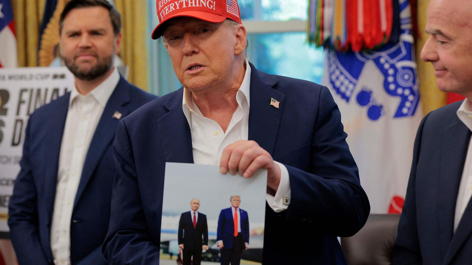 Donald Trump präsentiert im Weißen Haus ein „schönes“ Foto von Wladimir Putin mit ihm.