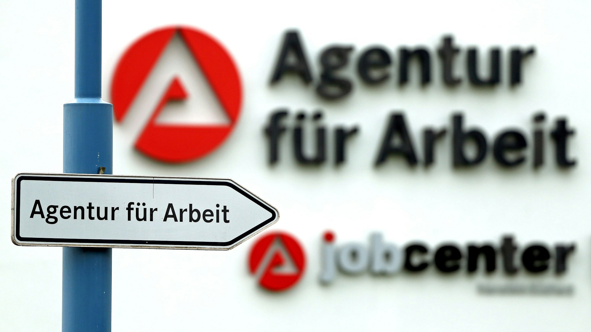 ARCHIV - 08.04.2014, Sachsen-Anhalt, Sangerhausen: Ein Schild weist den Weg zur Agentur für Arbeit. (zu dpa: «Etwa 5.300 Jugendliche suchen noch einen Ausbildungsplatz») Foto: Jan Woitas/dpa +++ dpa-Bildfunk +++