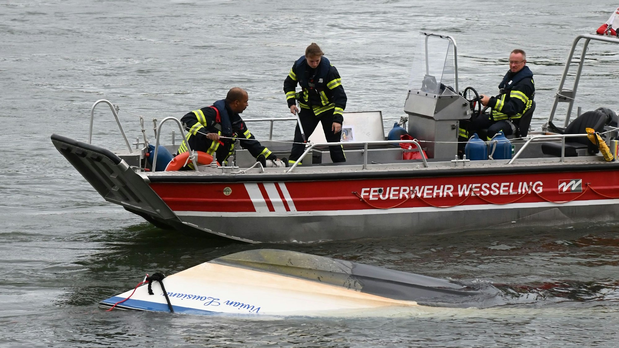 Ein Sportboot ist im Rhein bei Wesseling gekentert.