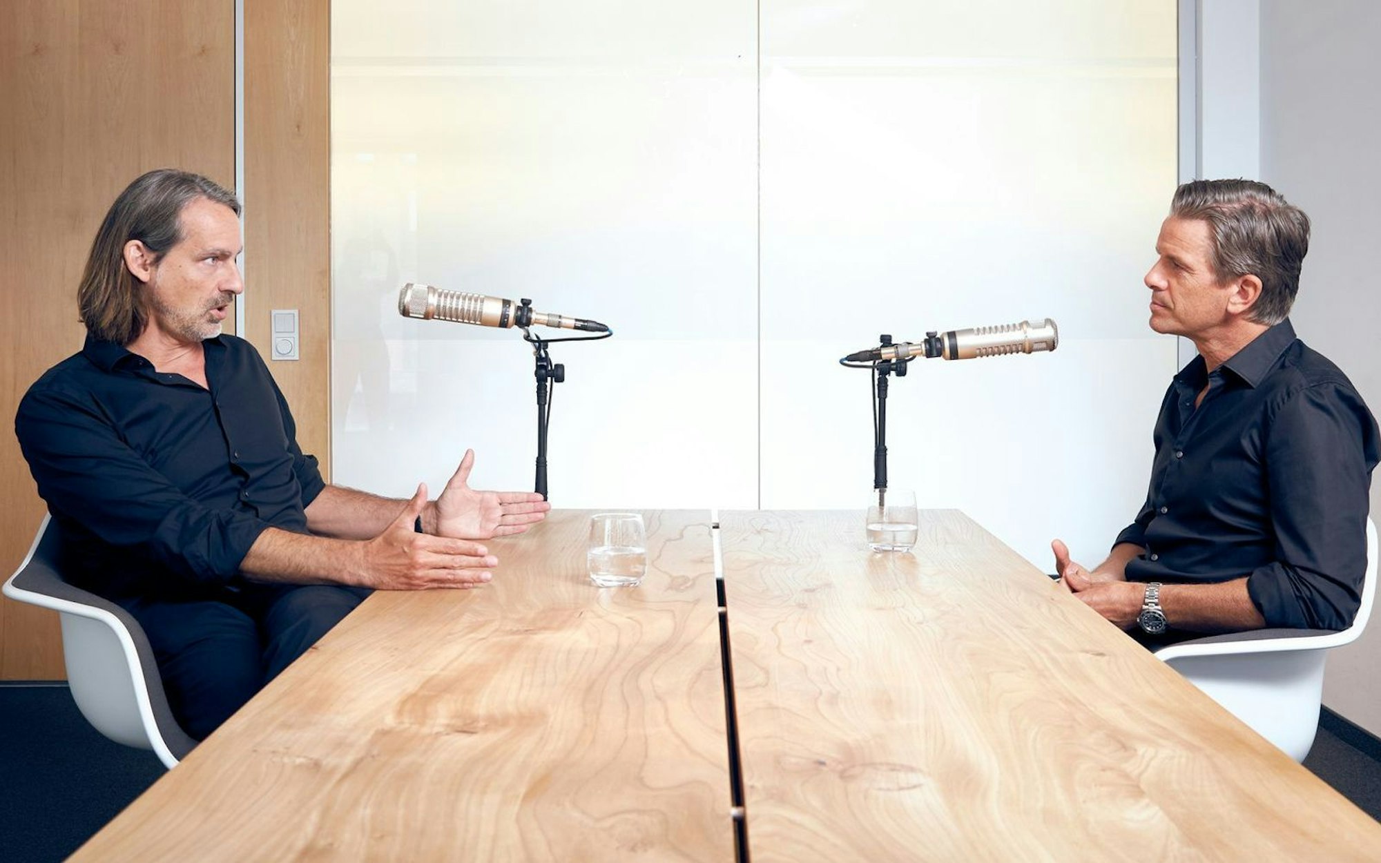 Richard David Precht (links) hat Markus Lanz im Podcast „Lanz & Precht“ mit einer Theorie zum Alaska-Gipfel überrascht. (Bild: ZDF / Christian Bruch)