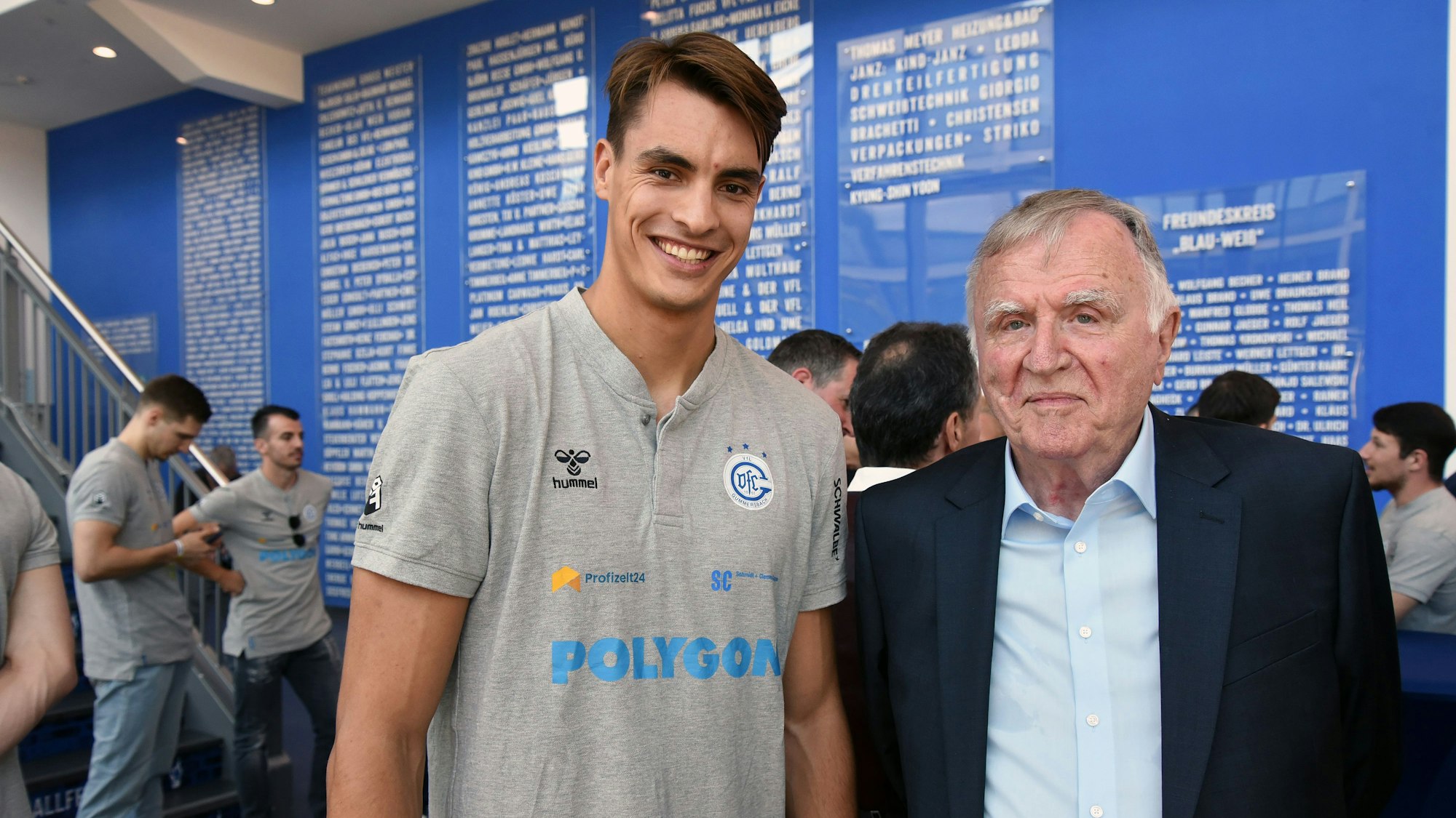 Klaus Brand, der Kapitän der ersten Meistermannschaft 1966, mit Julian Köster, dem Kapitän des aktuellen Bundesligateams.