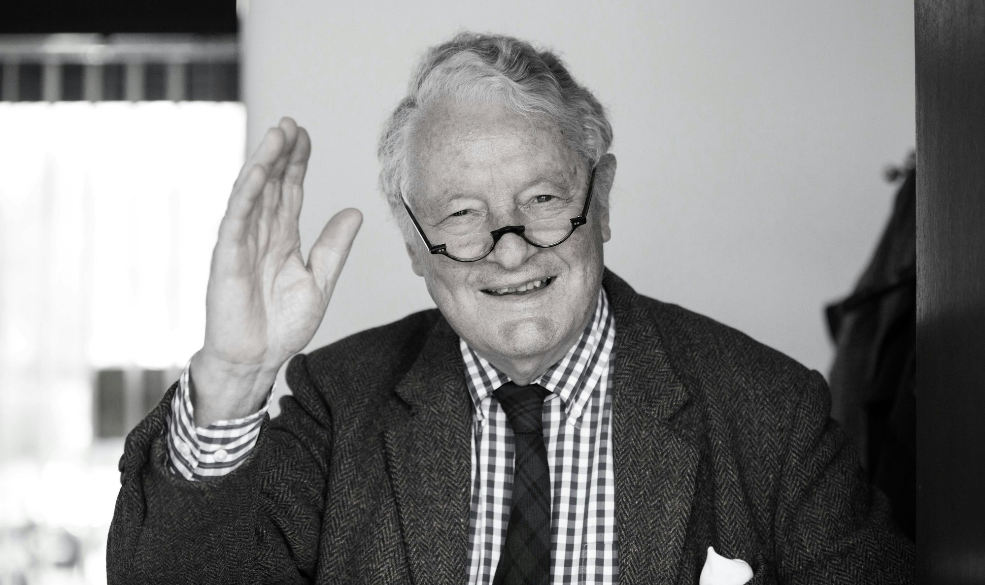 Adelsexperte Rolf Seelmann-Eggebert winkt zum Abschied in Hamburg nach einem Interview der Deutschen Presse-Agentur in den Räumen seiner Produktionsfirma.