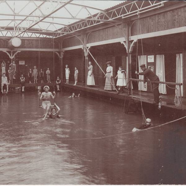 Auch früher gab es schon Schwimmbäder auf dem Rhein, wie die historische Aufnahme eines Badeschiffes in Königswinter zeigt. ⇥Foto: Siebengebirgsmuseum