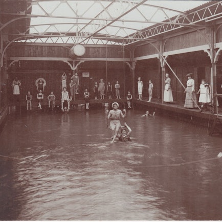 Auch früher gab es schon Schwimmbäder auf dem Rhein, wie die historische Aufnahme eines Badeschiffes in Königswinter zeigt. ⇥Foto: Siebengebirgsmuseum