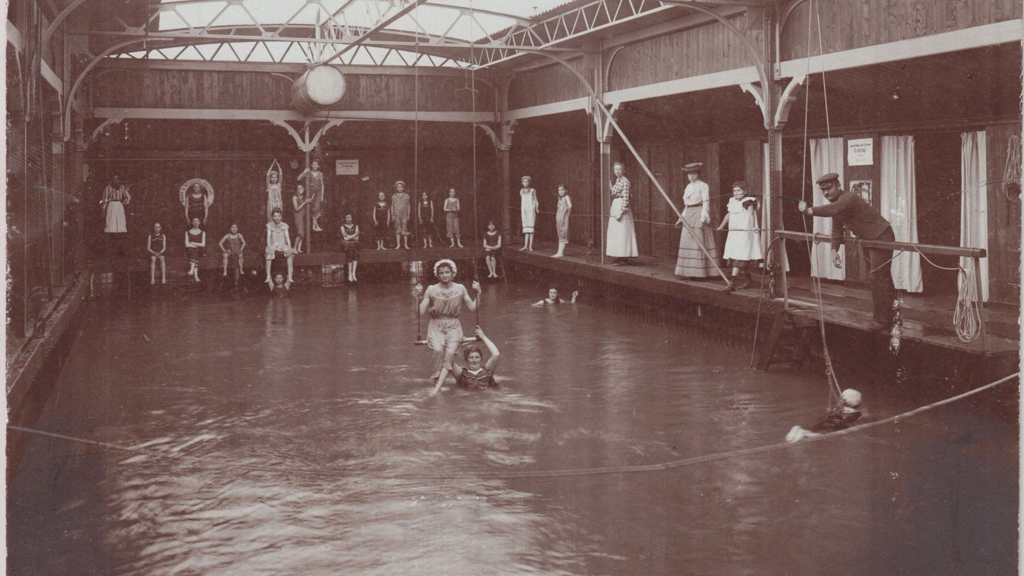 Auch früher gab es schon Schwimmbäder auf dem Rhein, wie die historische Aufnahme eines Badeschiffes in Königswinter zeigt. ⇥Foto: Siebengebirgsmuseum