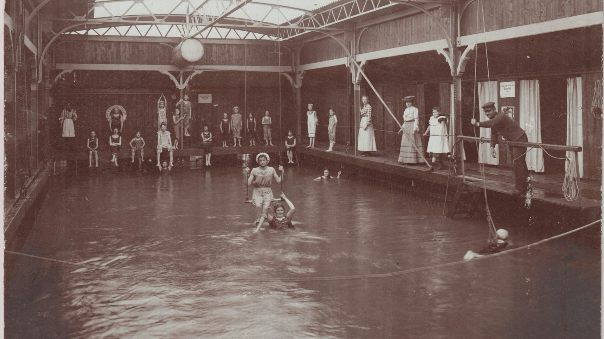 Auch früher gab es schon Schwimmbäder auf dem Rhein, wie die historische Aufnahme eines Badeschiffes in Königswinter zeigt. ⇥Foto: Siebengebirgsmuseum