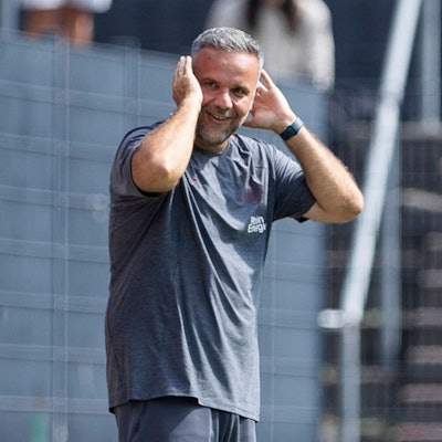 Regionalliga West: 1. FC Köln U21, U 21 - Sportfreunde Siegen, 17.08.2025 Evangelos Sbonias 1. FC Köln U21, Cheftrainer. Regionalliga West, 1. FC Köln U21 - Sportfreunde Siegen, 4. Spieltag, am 17.08.2025, Franz-Kremer-Stadion, Köln *** Regionalliga West 1 FC Köln U21 Sportfreunde Siegen, 17 08 2025 Evangelos Sbonias 1 FC Köln U21, Head Coach Regionalliga West, 1 FC Köln U21 Sportfreunde Siegen, Matchday 4, on 17 08 2025, Franz Kremer Stadium, Cologne Copyright: xBEAUTIFULxSPORTS/Meuselx