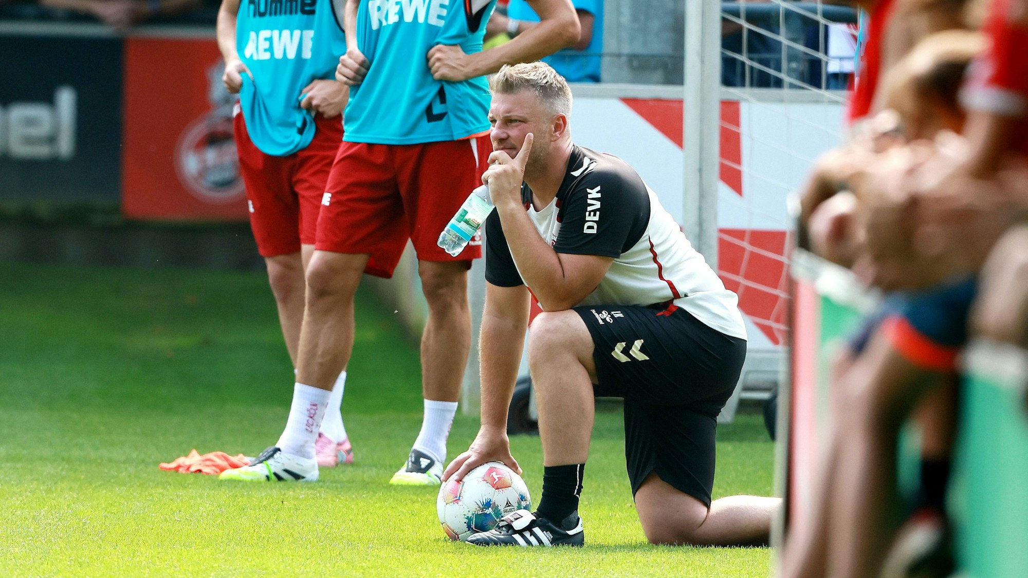 Lukas Kwasniok beim Training eine Woche vor dem Start des 1. FC Köln in die neue Bundesliga-Saison.