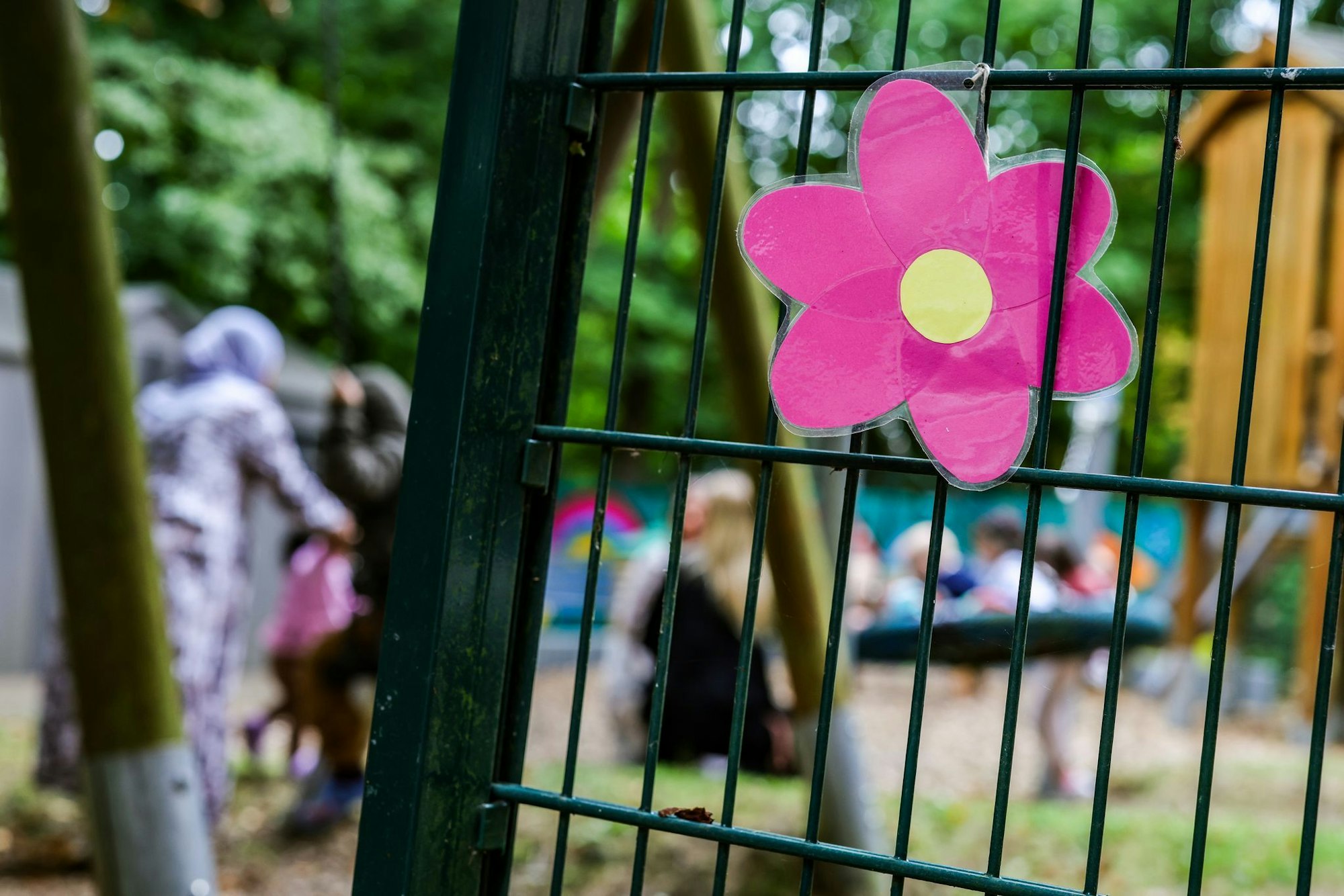 Eine Trennung des Kindes von ihrer straffälligen Mutter soll verhindert werden.