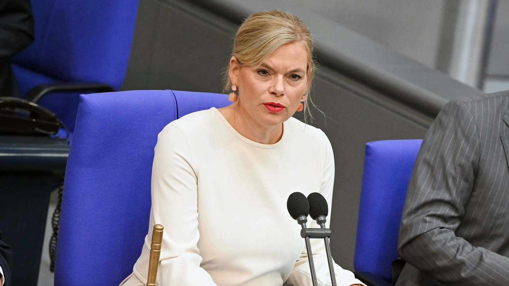 Bundestagspräsidentin Julia Klöckner (CDU) auf ihrem Platz im Parlament.