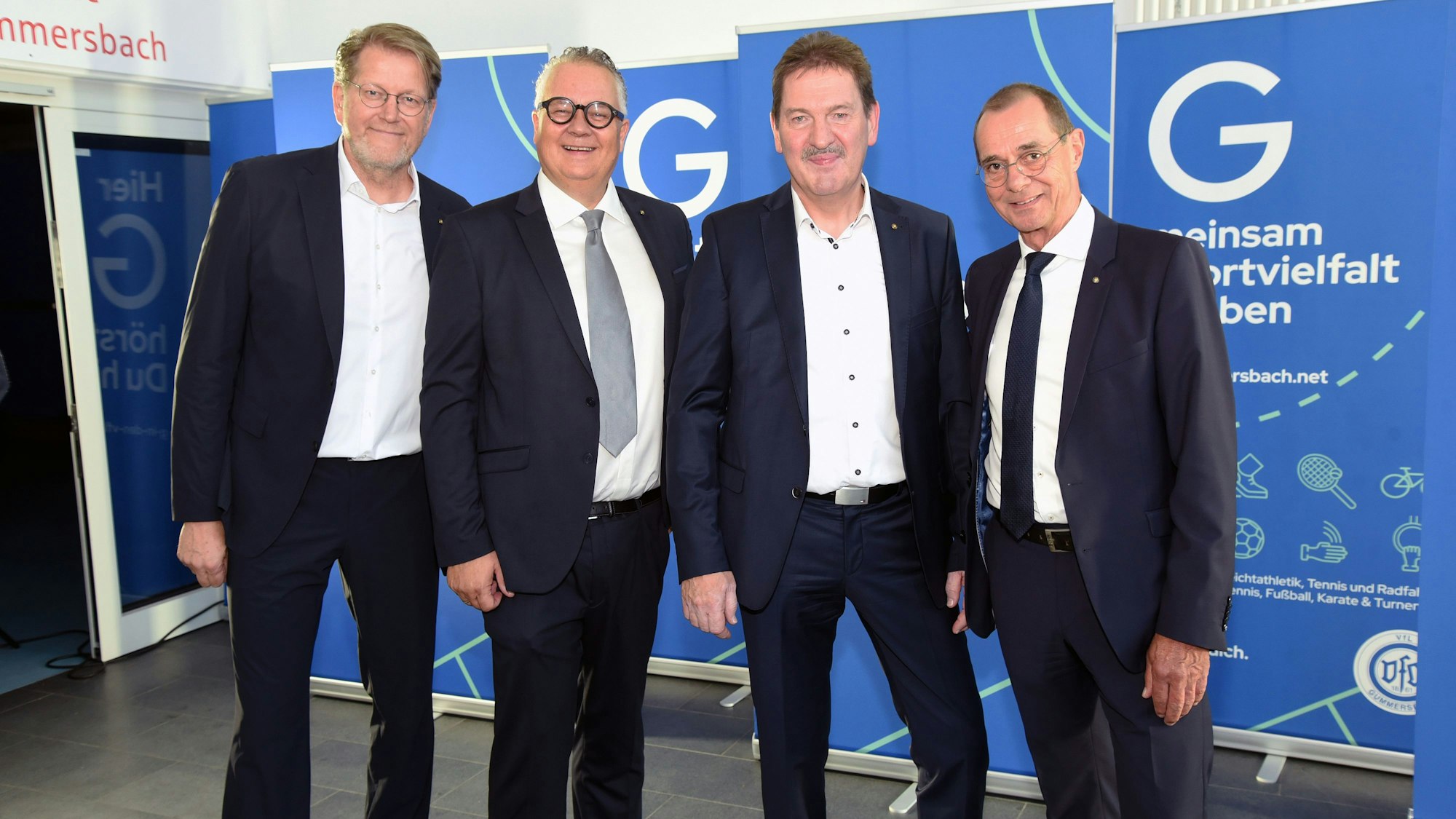 Gruppenfoto: VfL-Vorsitzender Dieter Brüning, Kassenwart Thomas Heil, stellvertretender Vorsitzender Andreas Maiwurm und Geschäftsführer Martin Kiesler.