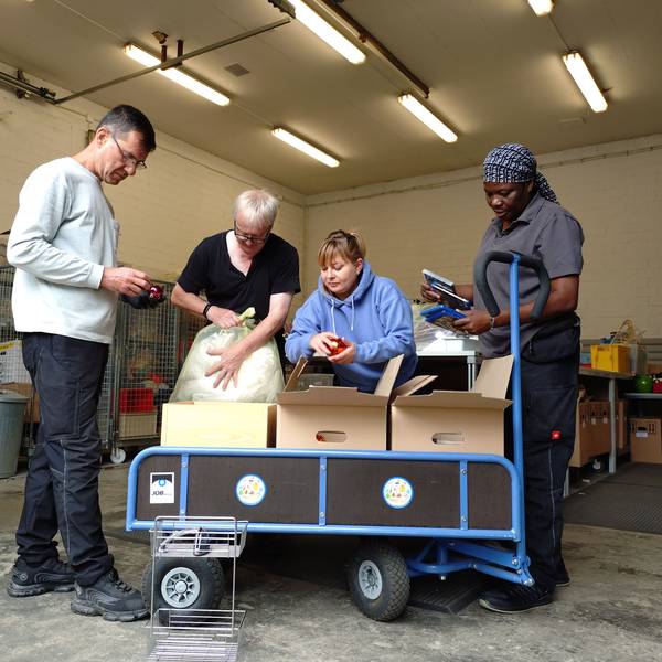 Mitarbeitende der Tafel der Dinge in der Annahmestelle für Spenden