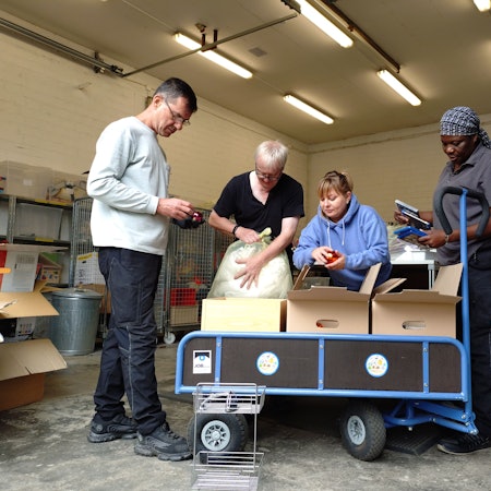 Mitarbeitende der Tafel der Dinge in der Annahmestelle für Spenden