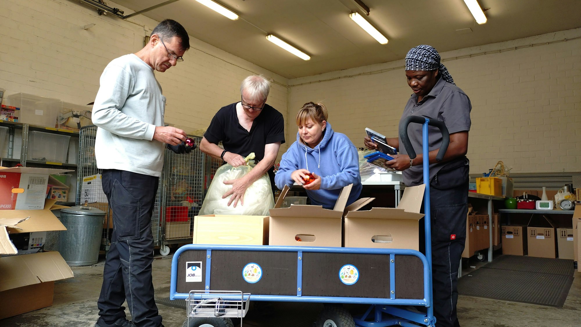 Mitarbeitende der Tafel der Dinge in der Annahmestelle für Spenden