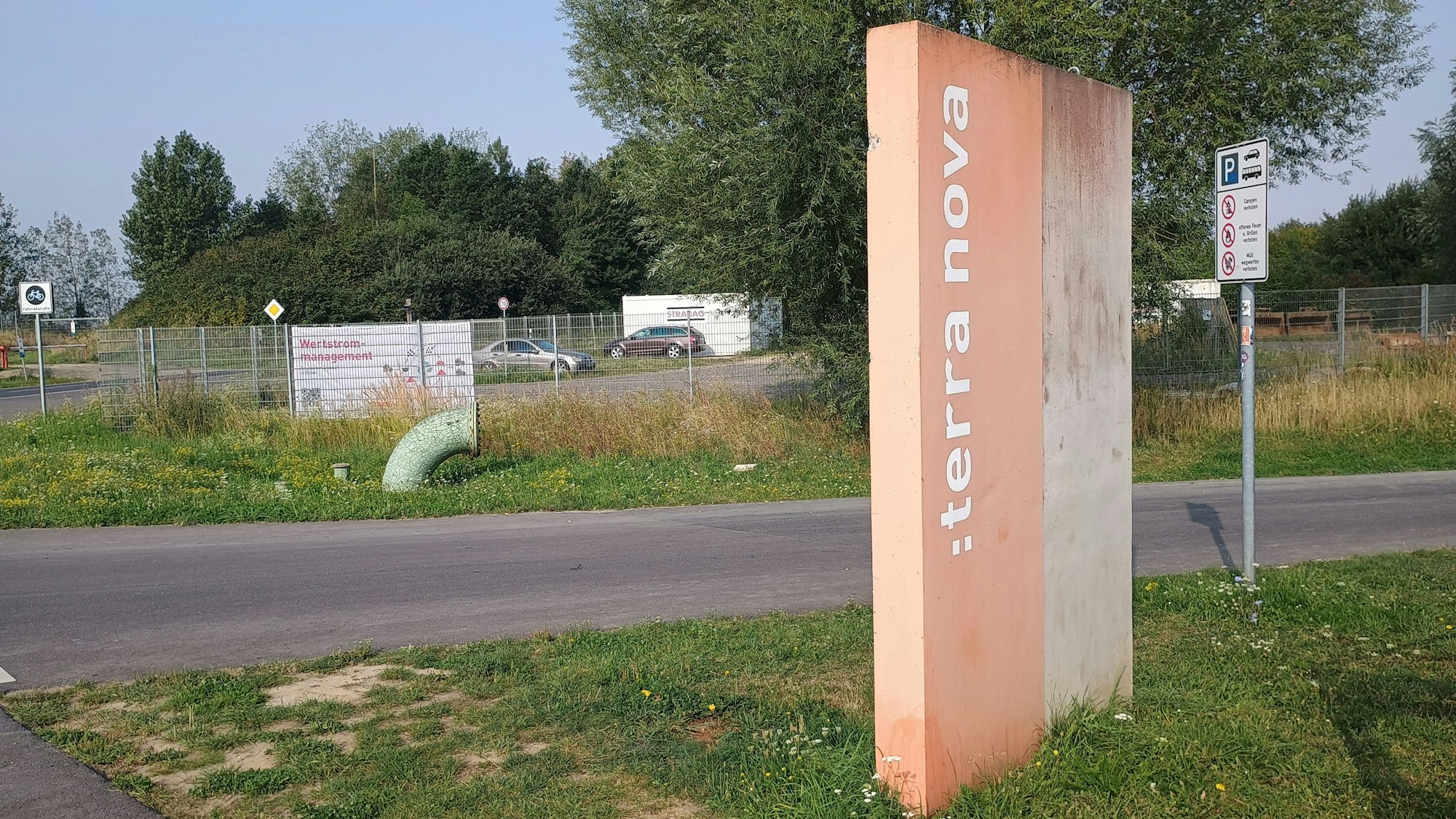 Zu sehen ist die orange Betontafel mit der Aufschrift :terra nova.