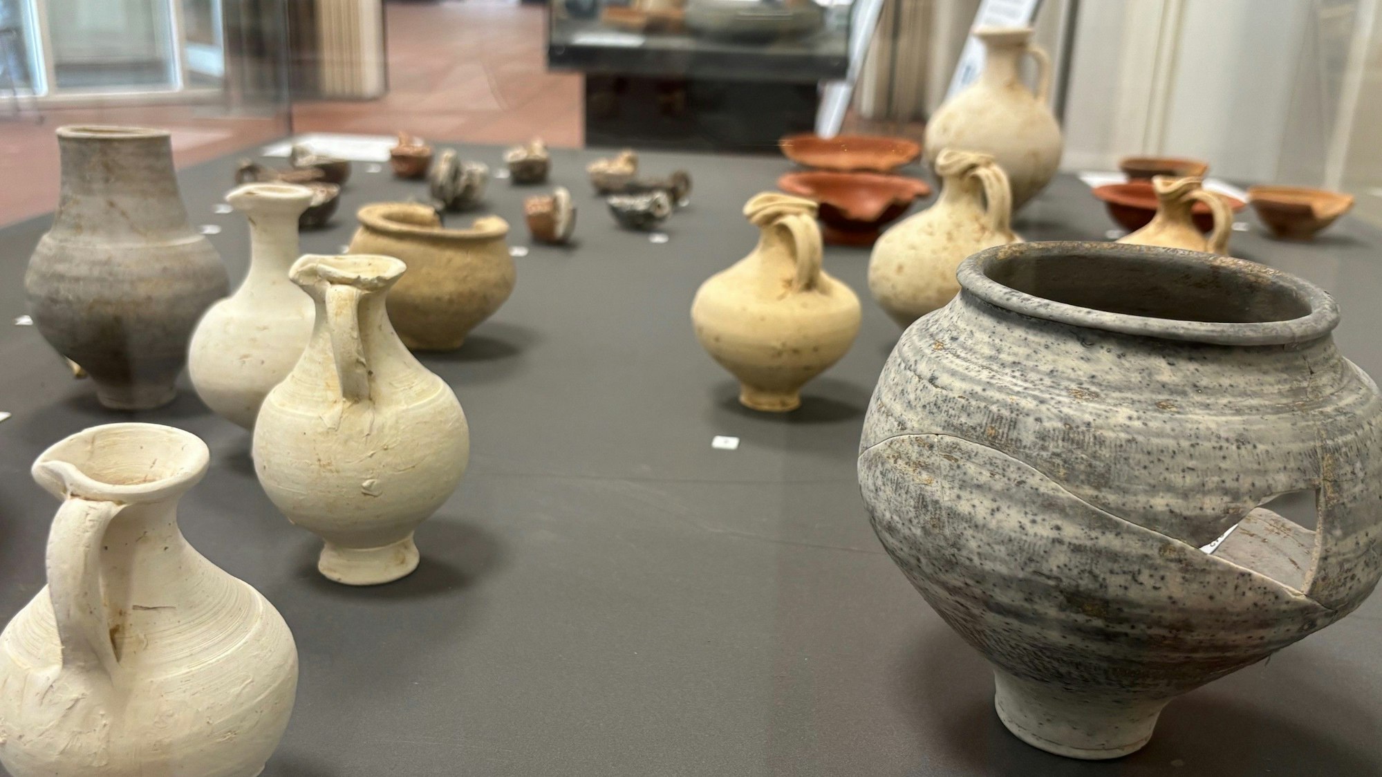 Auf dem Foto sind römische Grabbeigaben, verschiedene Gefäße, zu sehen.