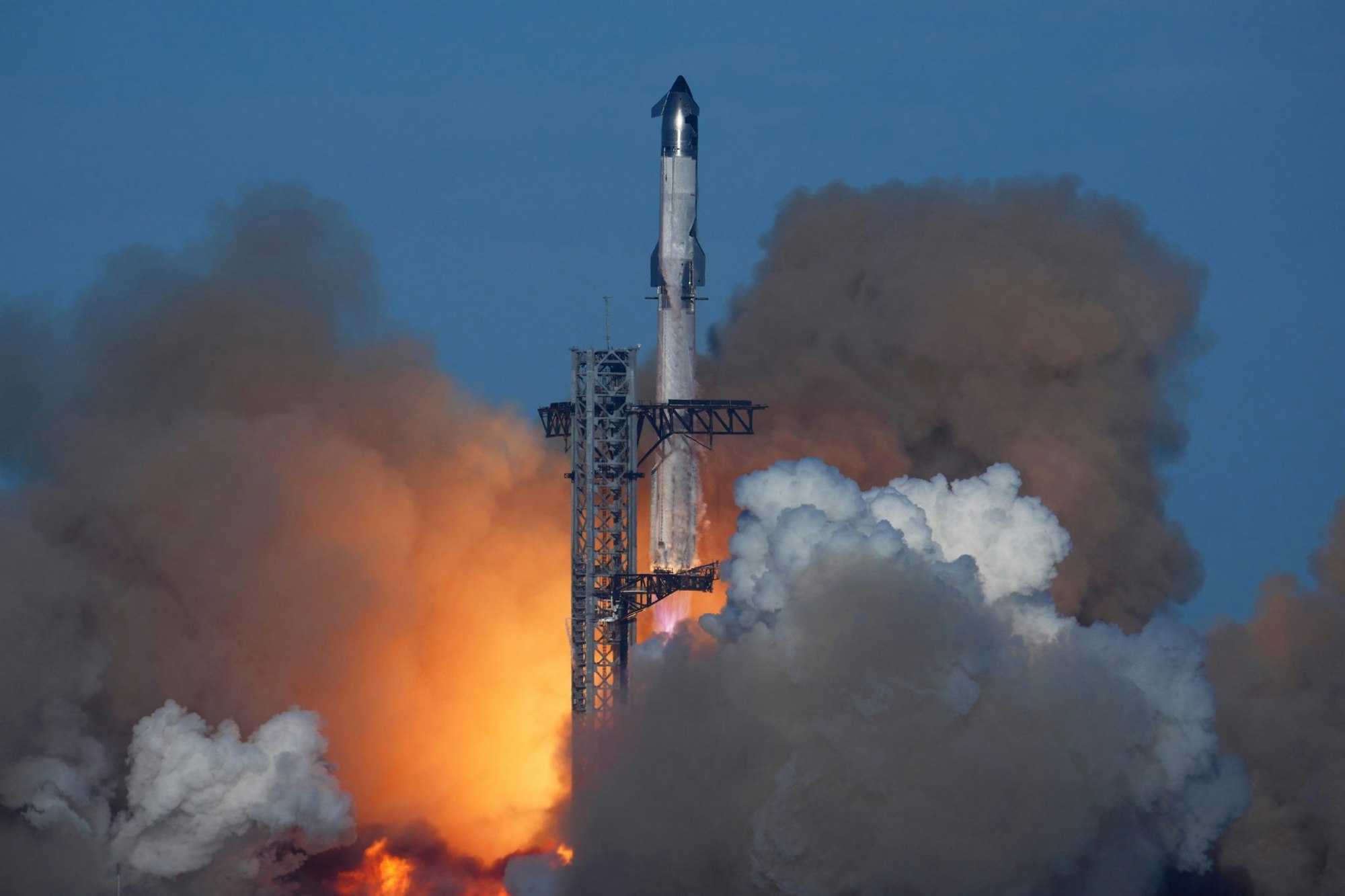 Die Rakete Starship von SpaceX startet zu einem Testflug von der Starbase in Boca Chica (Archivbild)