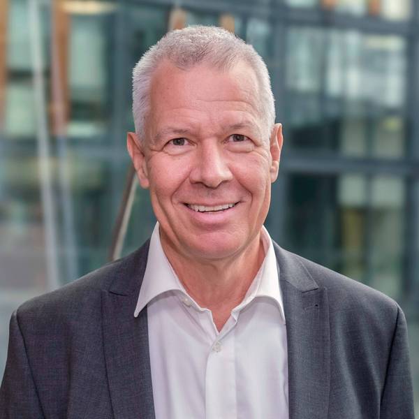 Peter Kloeppel lacht in die Kamera.