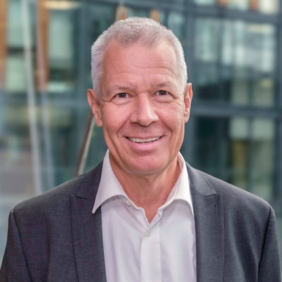 Peter Kloeppel lacht in die Kamera.