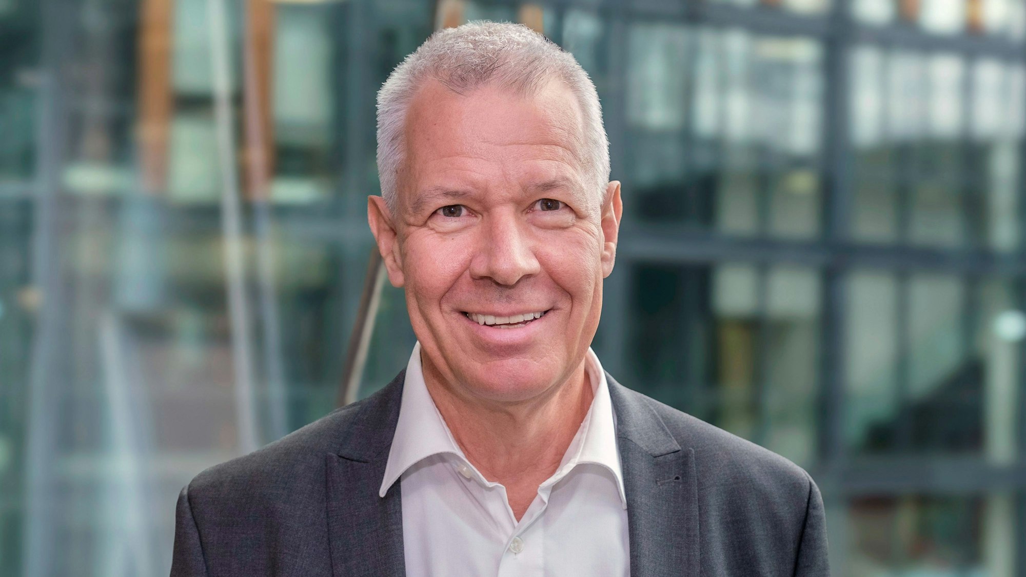 Peter Kloeppel lacht in die Kamera.